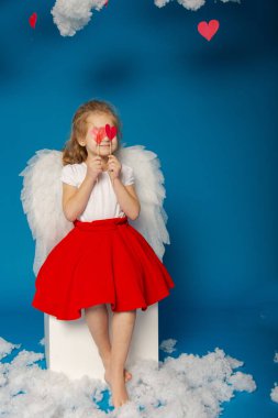 Sevgililer Günü için mavi arka planda küçük tatlı kız melekler.