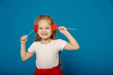 Sevgililer Günü 'nde küçük tatlı bir kız
