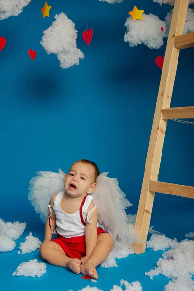 バレンタインデーのための翼を持つ小さなかわいい男の子 — ストック写真