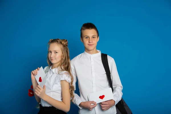 Par Escolares Son Adolescentes Día San Valentín Sobre Fondo Azul — Foto de Stock
