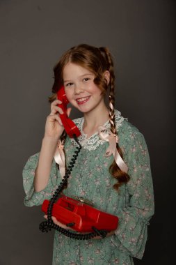 Çiçekleri ve turtası olan tatlı liseli kız