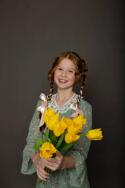 Linda Colegiala Con Flores Pastel — Foto de Stock