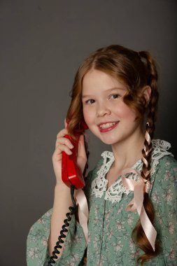 Çiçekleri ve turtası olan tatlı liseli kız