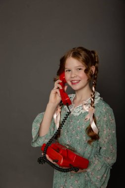 Çiçekleri ve turtası olan tatlı liseli kız