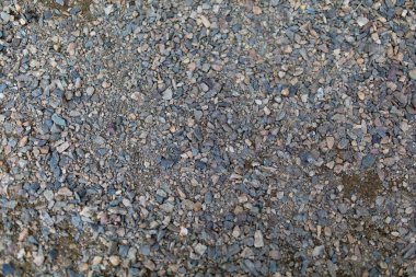 Yol dokusunda küçük gri çakıl