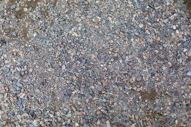 Yol dokusunda küçük gri çakıl