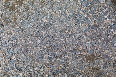 Yol dokusunda küçük gri çakıl