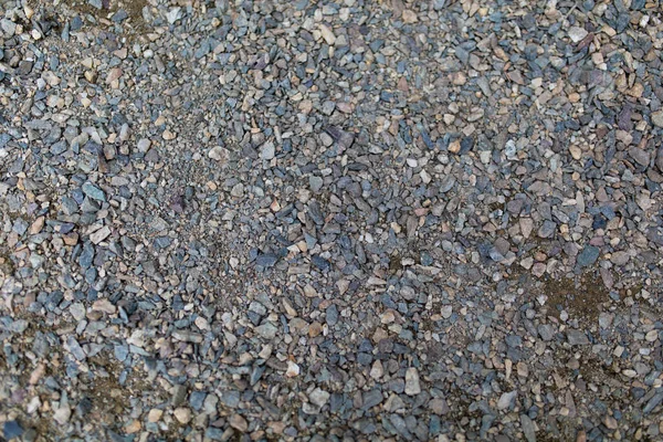 Yol dokusunda küçük gri çakıl