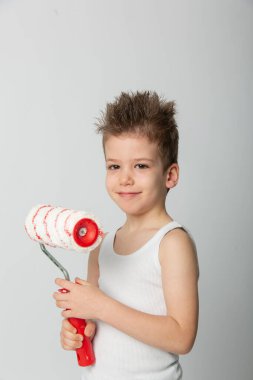 Tamir aletleriyle bir çocuğu vurmak