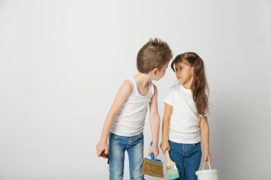 Tatlı çocuklar ve inşaat aletleri.