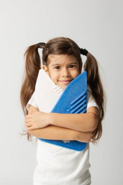 İnşaat aletleriyle beyaz arka planda sevimli bir kız.