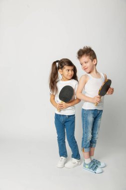 Ping-pong raketli kız ve erkek.