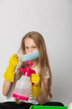 Tatlı kız beyaz bir arka planda temizlik yapıyor.