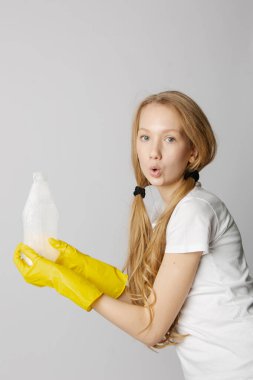 Tatlı kız beyaz bir arka planda temizlik yapıyor.