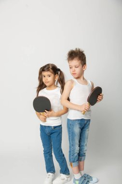 Ping-pong raketli kız ve erkek.