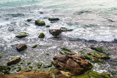 Kayalık sahil ve deniz