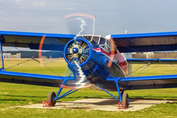 Airplane with the rotating propeller — Stock Photo, Image