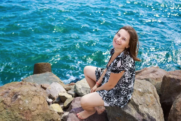 Woman on the cliff edge — Stock Photo, Image