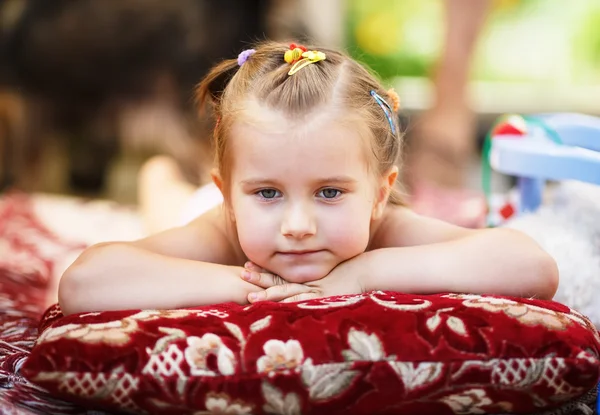 Pensativo niño al aire libre — Foto de Stock