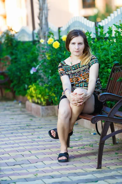 Woman sitting on bench — Stock Photo, Image