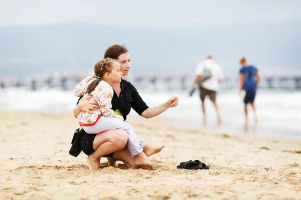 Mamá y su hija en la playa — Foto de Stock