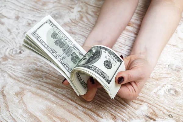 Mujer contando dinero — Foto de Stock