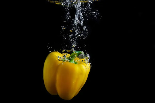 Paprika in Wasser — Stockfoto