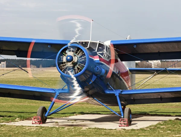 Flugzeug mit rotierendem Propeller — Stockfoto