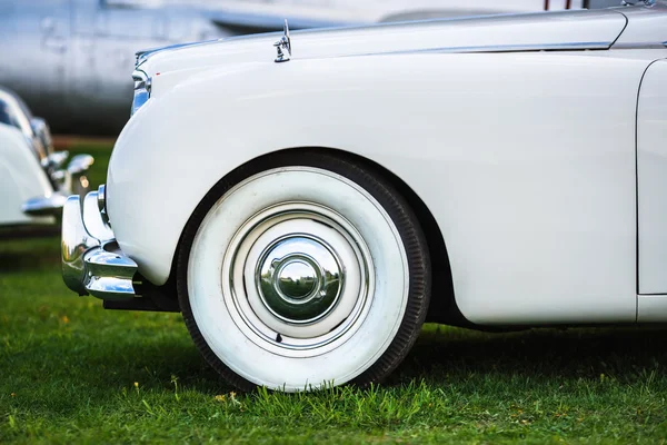 Mobil putih retro — Stok Foto