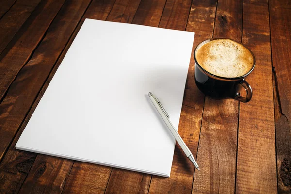 Буква, кофейная чашка и ручка — стоковое фото