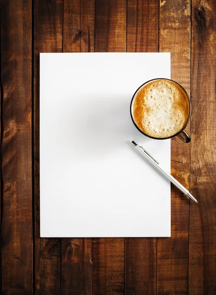 Carta intestata, caffè e penna in bianco — Foto Stock