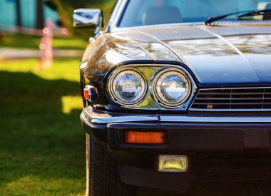 siyah eski model araba