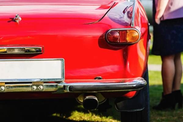 Pohled zezadu na červené auto — Stock fotografie