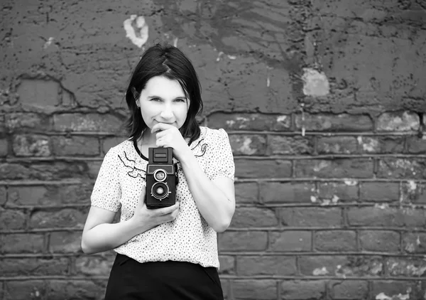 Kobieta z kamerą retro — Zdjęcie stockowe