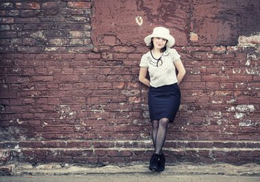 Beyaz şapkalı kadın