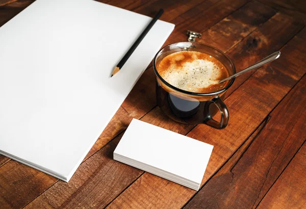 空白的信笺，咖啡杯和铅笔 — 图库照片