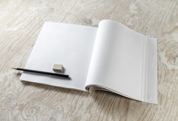 Brochura, lápis e borracha — Fotografia de Stock