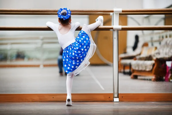 Liten flicka ballerina öva — Stockfoto