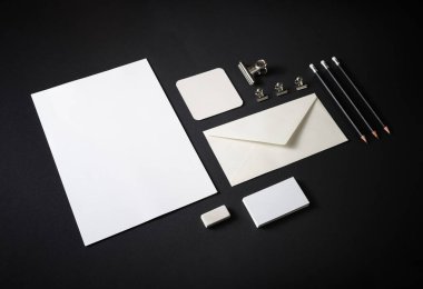 Kırtasiye malzemesi siyah kağıt üzerine maket yapıyor. Tepkili tasarım şablonu. Markalaşma kimliği modeli.