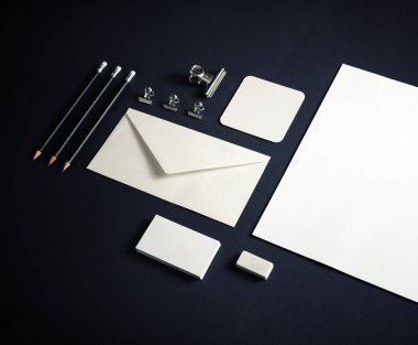 Siyah kağıt üzerine kurulmuş boş bir kırtasiye seti. Şirket kimlik şablonu. Tepkili tasarım modeli.