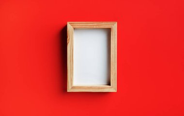 Kırmızı kağıtta boş çerçeve ya da fotoğraf çerçevesi. Tepkili tasarım modeli.