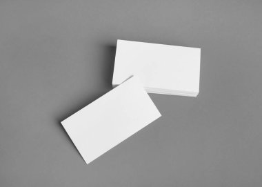 Gri kağıt arka planında boş kartvizitlerin bir kopyası.