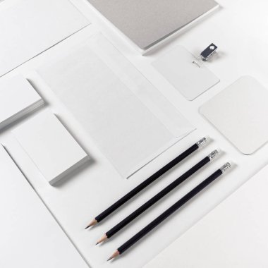 Kağıt üzerine boş kırtasiye seti. Şirket kimlik şablonu. Marka kimliği için modelle.