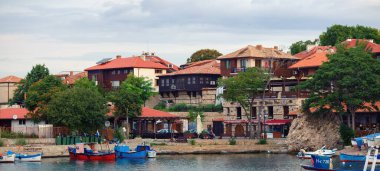 Nesebar, Bulgaristan - 08 Eylül 2014: Bulgaristan 'ın sahil beldesi ve antik Nesebar kentinin mimarisi. Bulgaristan Karadeniz Kıyısı. UNESCO dünya mirası bölgesi. Panoramik çekim.