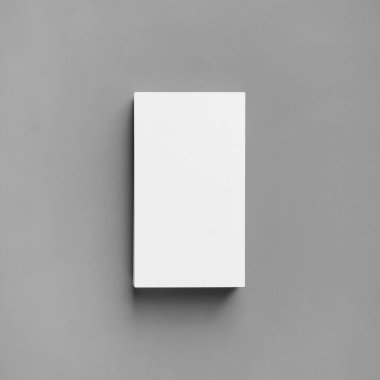 Gri kağıtta beyaz kartvizit var. Kimlik teşhisi için bir model. Üst Manzara. Düz yatıyordu.