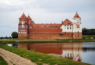 Mir, Belarus - 4 Ağustos 2017: Gölün kıyısındaki antik ortaçağ kalesi. Orta Çağ Mimari Anıtı - Mir Şatosu.