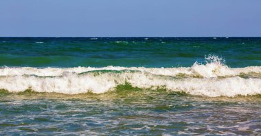 Gökyüzü ve dalgalar. Gökyüzü ve dalgalar. Manzaralı deniz manzarası. Deniz sörfü. Karadeniz kıyısı. Panoramik çekim.