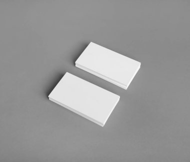 Gri kağıtlı arka planda iki tane boş kartvizit. Tasarımınız için şablon.