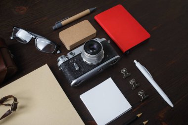 Seyahat planları. Boş eski kırtasiye ve ahşap arka planda retro kamera.