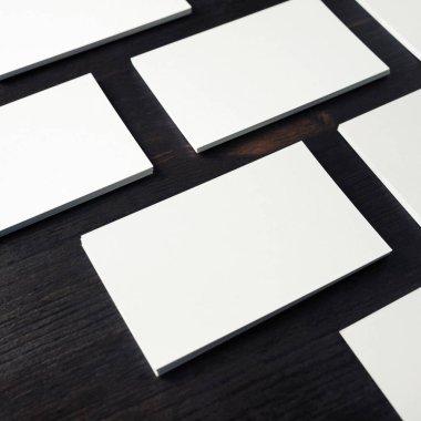 Boş beyaz kartvizitler. Kimlik için maket. Grafik tasarımcıları için şablon.